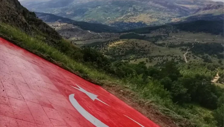 Hünkar Kalesi’ndeki Türk Bayrağı Bakım ve Onarımdan Geçirildi